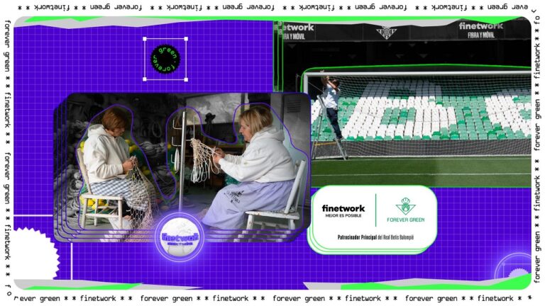 Grupo de redeiras gallegas transformando manualmente las redes de pesca.