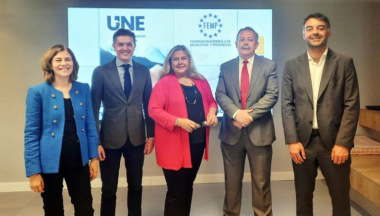 Foto de familia del encuentro con expertos para dar a conocer la Norma UNE-EN 17687.