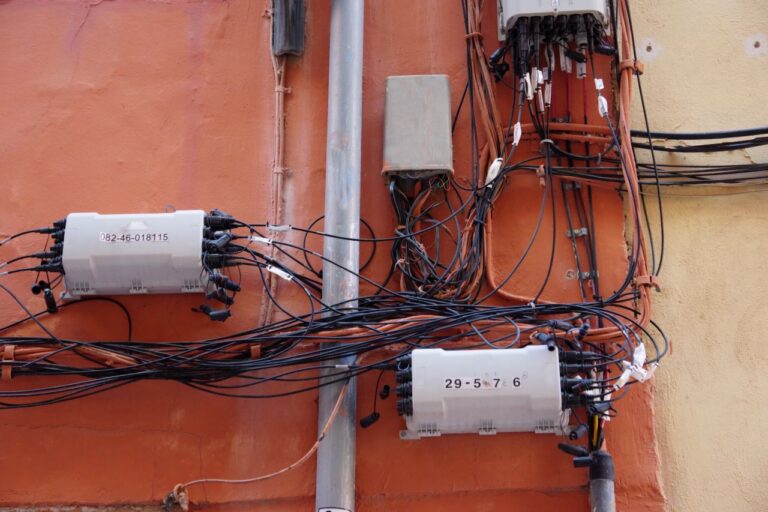 Imagen de una fachada con cables de fibra óptica.