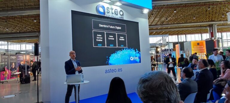 Pedro Abad, CEO de Asteo, presenta el programa Siembra Futuro Digital en Aotec 2023.