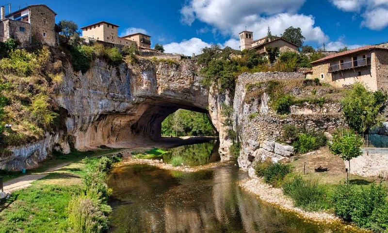 Puentedey, aldea de 50 habitantes ubicada en la provincia de Burgos.